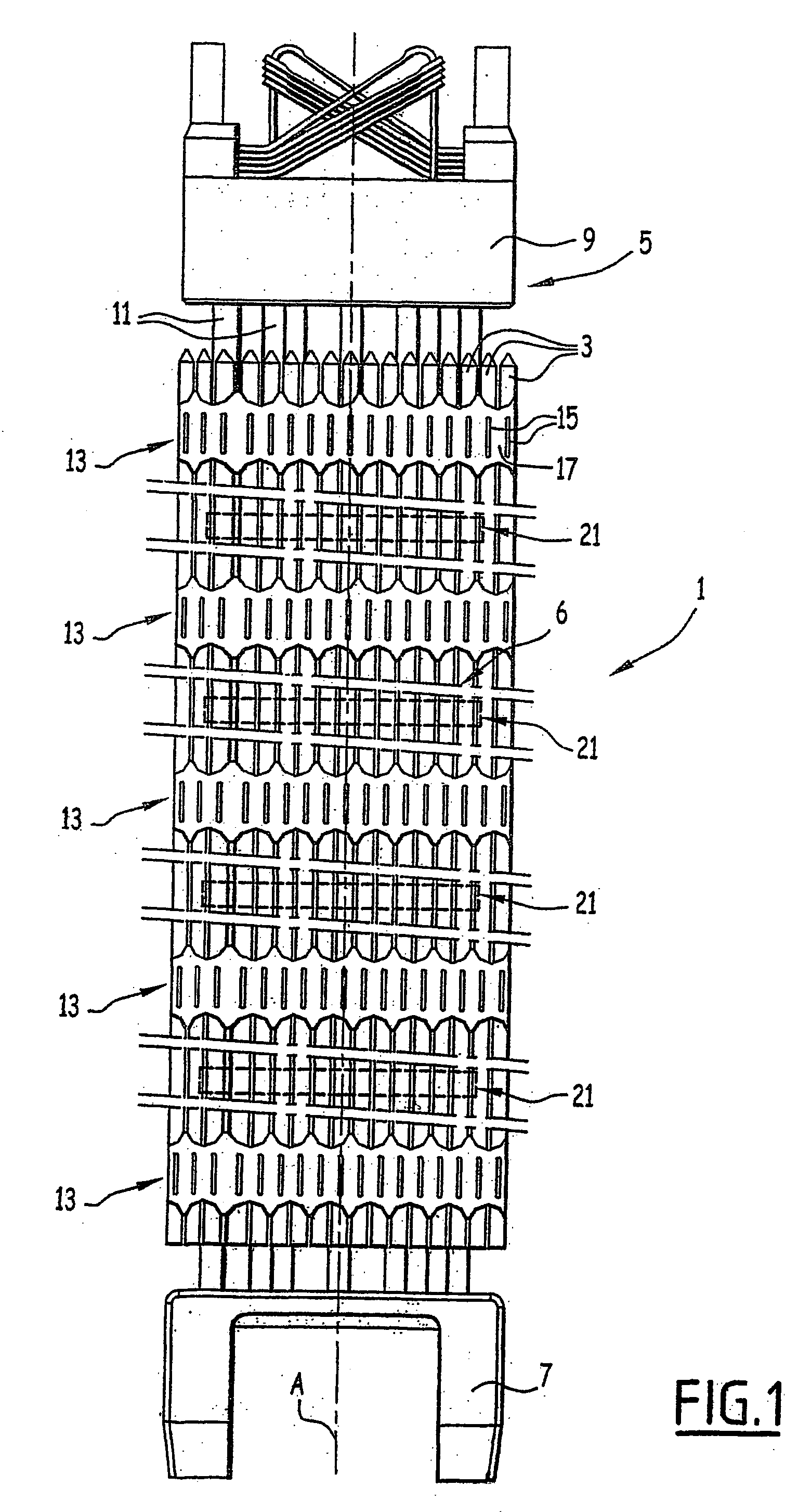 Nuclear fuel assembly comprising a reinforcing mesh device and the use of one such device in a nuclear fuel assembly