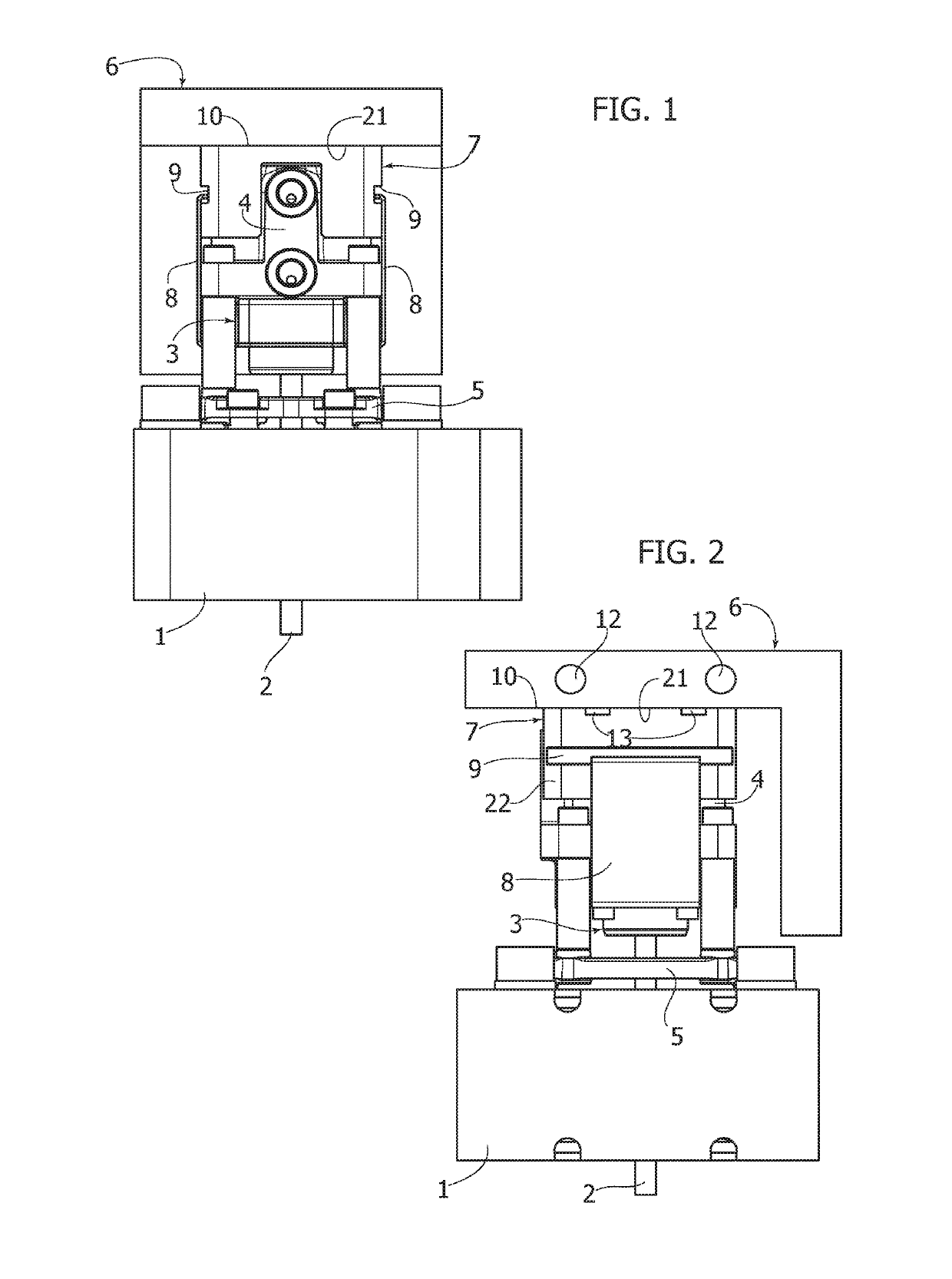 Apparatus for injection molding of plastic materials