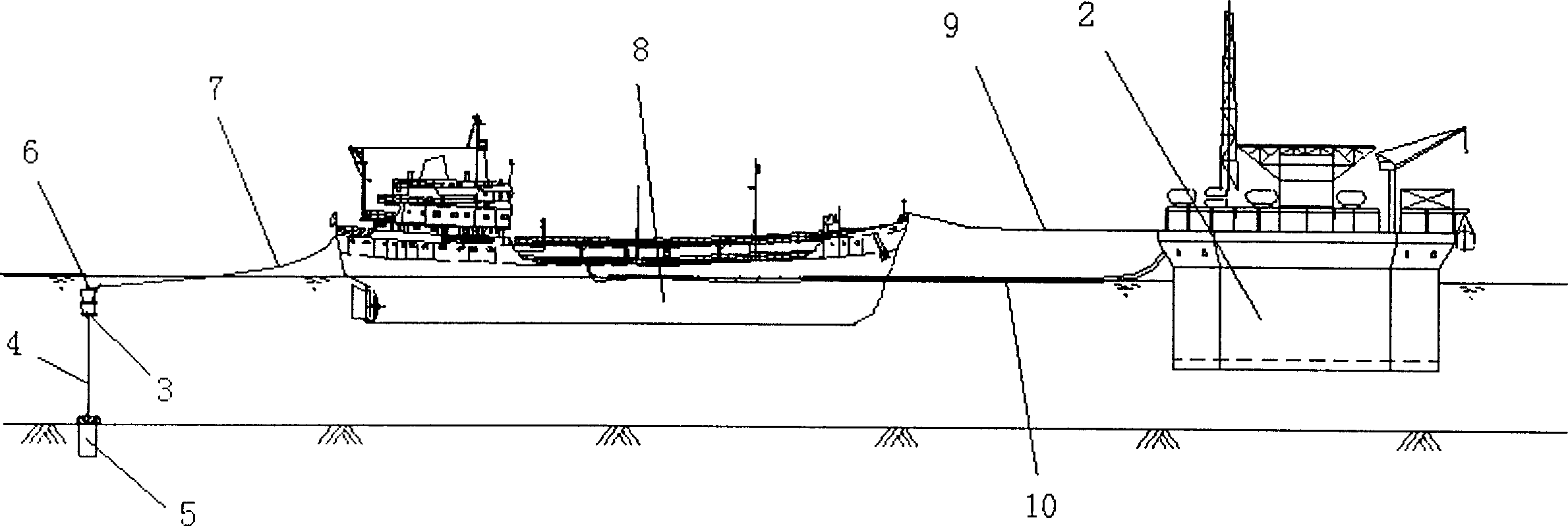 Flexible connection berthing method and apparatus for transferring oil on sea