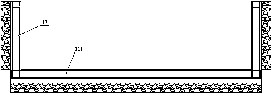 Retaining wall reinforcing device and method for narrow riverway