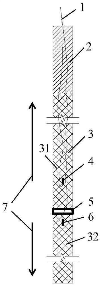 In-hole explosive charging structure for controlling blasting toe rock and construction method of in-hole explosive charging structure