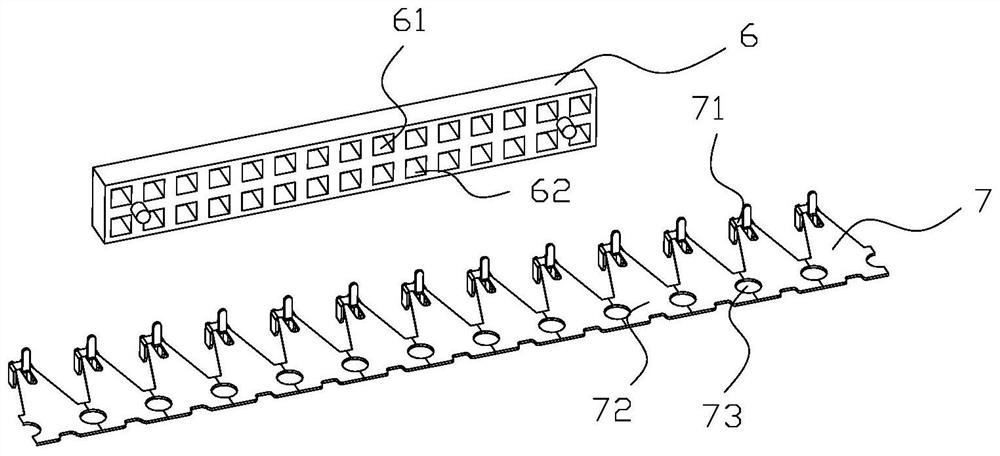 Pin header clamping and inserting mechanism and method for pin header connecting terminal production