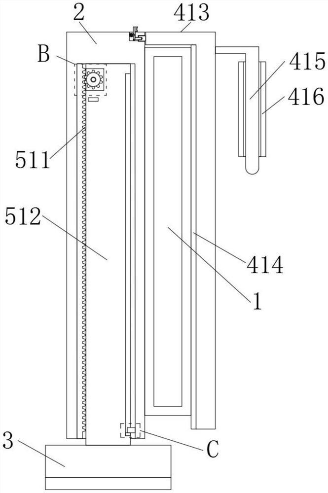 Solar panel with anti-covering structure