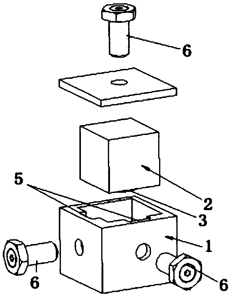 Outward-convex cavity three-mode resonant structure and filter with resonant structure