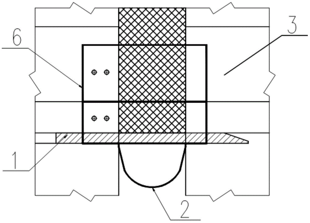 Water-stop and ash-retaining structure for comb-tooth plate expansion joints