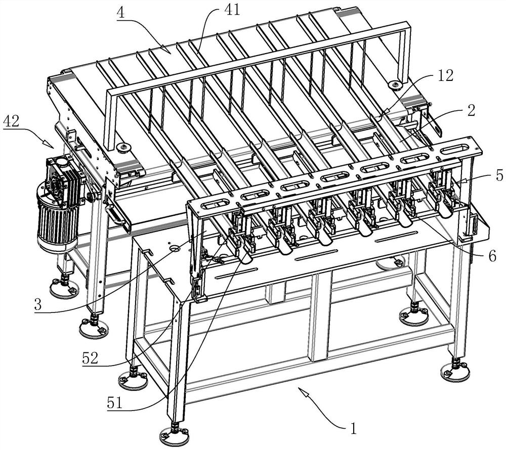 Blocky material conveying device and food loading production line