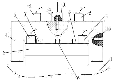 Device for testing dynamic characteristic parameters of fixed joint surface and testing method thereof