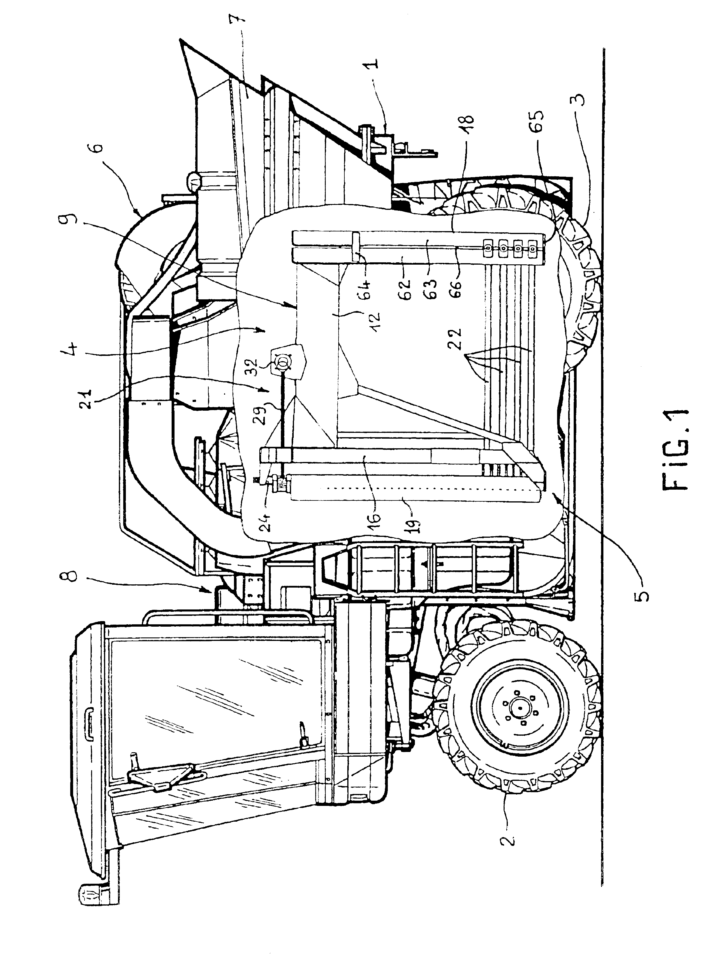 Harvesting device with disengagable shaker members for a fruit harvesting machine