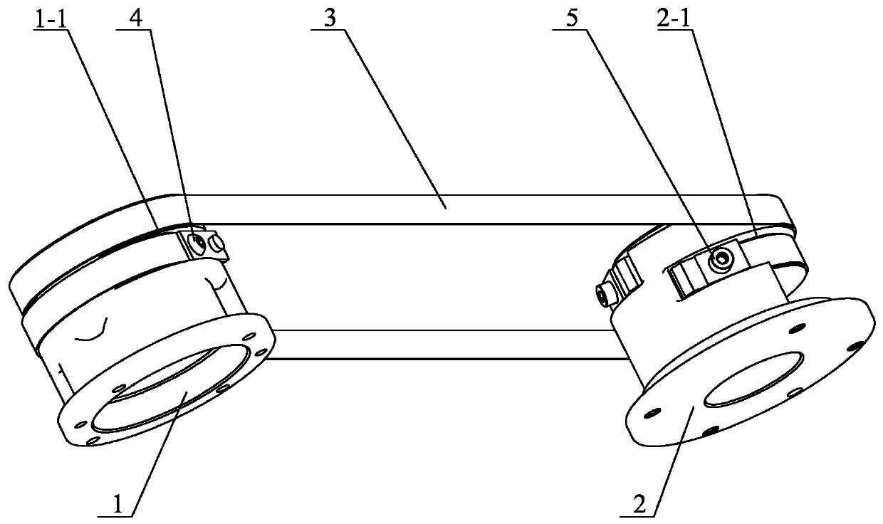 Pre-tensioning device and pre-tensioning method for steel belts