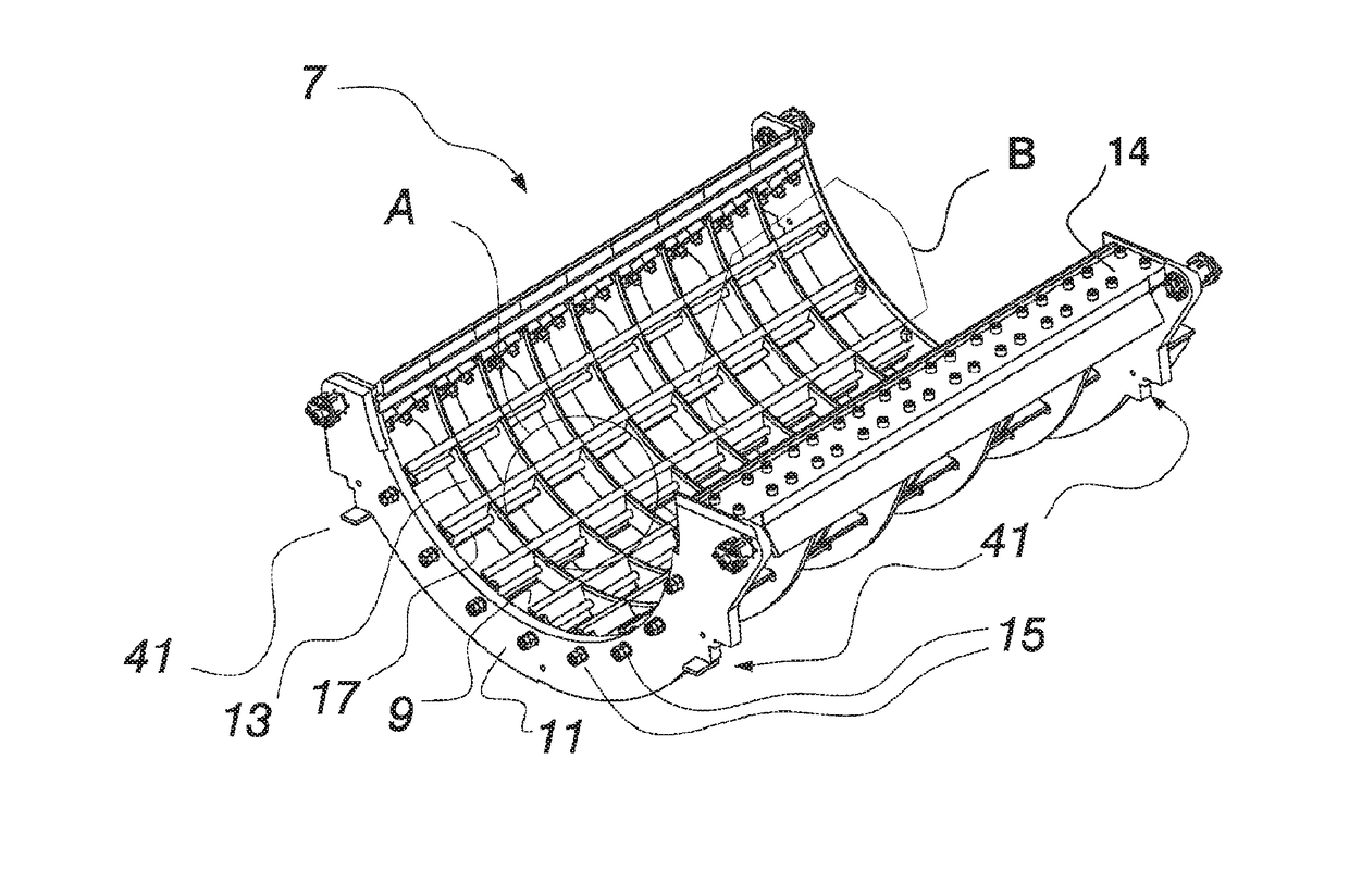 Bottom grate of a crusher or drum chipper and method of producing the bottom grate