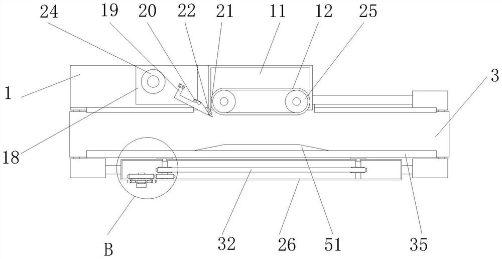 Bottle and can conveying device for pharmaceutical production and capable pf conveniently attaching labels to bottle bodies