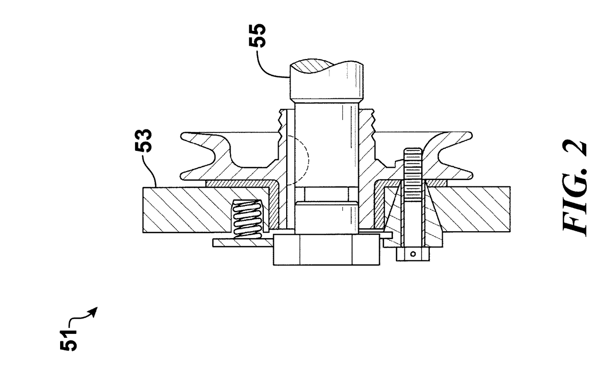 Engine and gear train combination equipped with a pulse compensator