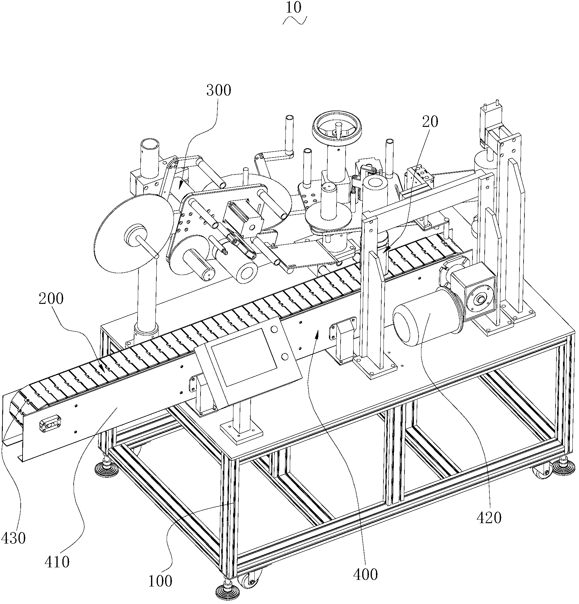 Product conveying device and automatic labeling machine