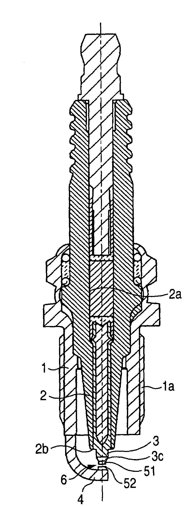 Spark plug having a specific structure of noble metal tip on ground electrode