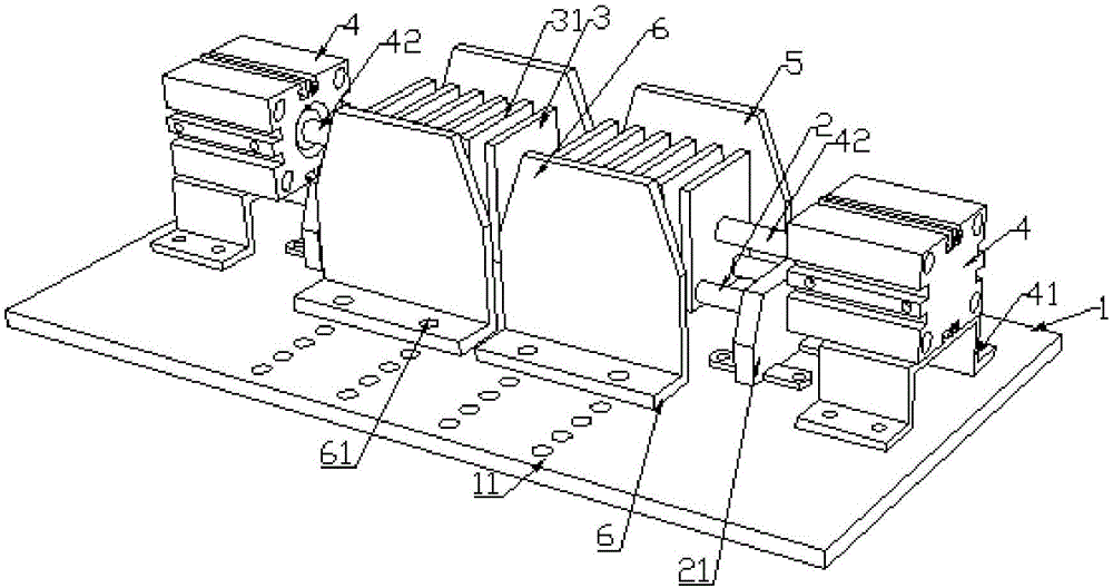 Plate clamping device suitable for various sizes