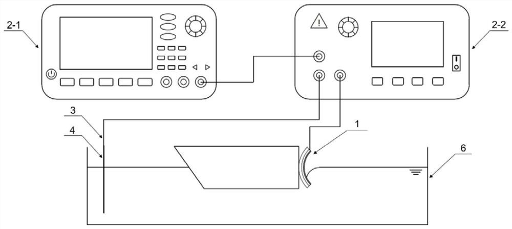 Bent capillary wave propeller, production method and propelling system