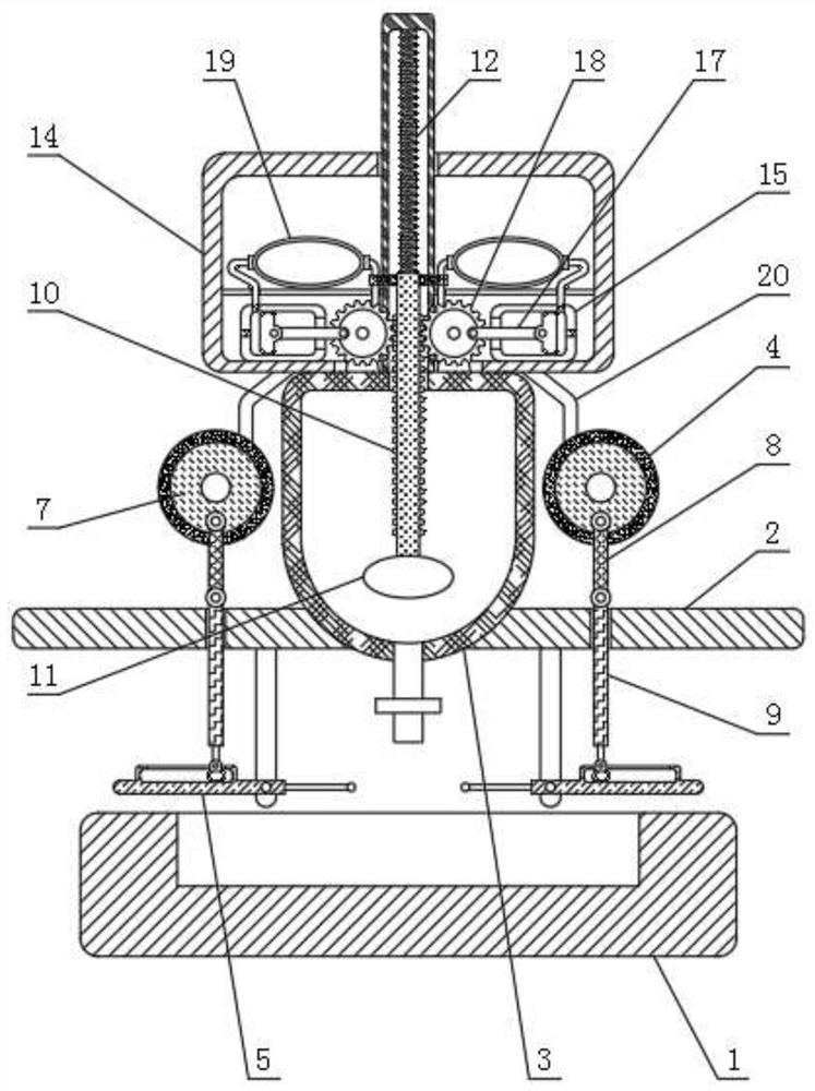 Protective lead plate production device capable of achieving equivalent feeding and automatic lead liquid stirring