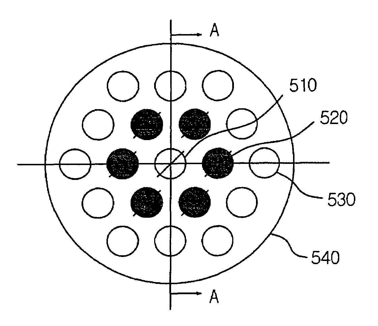 Hexagonal array structure of dielectric rod to shape flat-topped element pattern