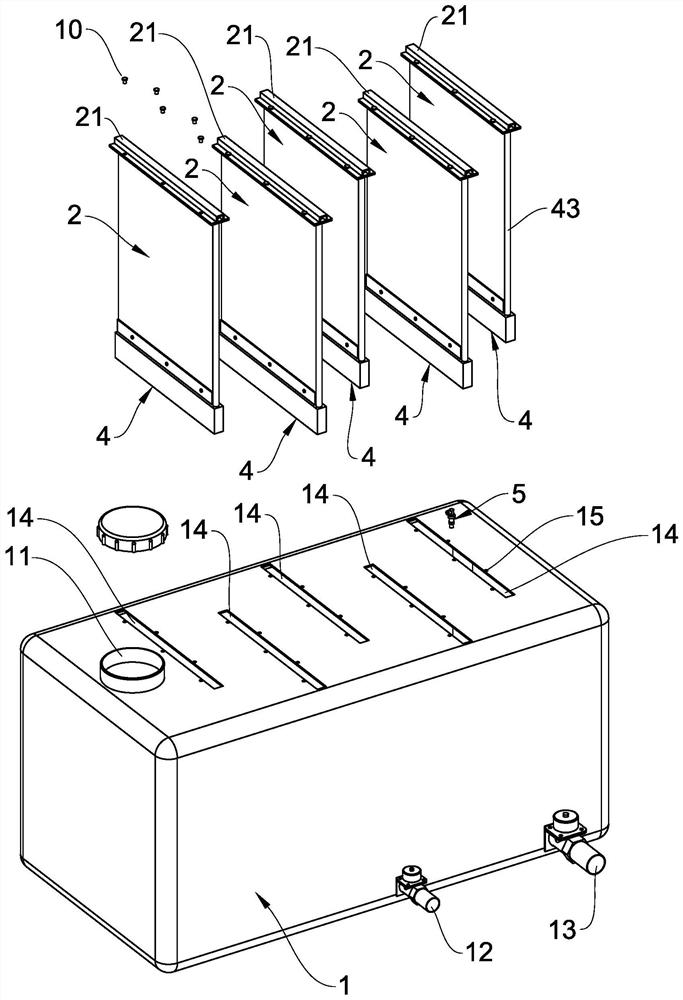 Vehicle-mounted water tank device with ultrasonic anti-condensation and self-cleaning functions