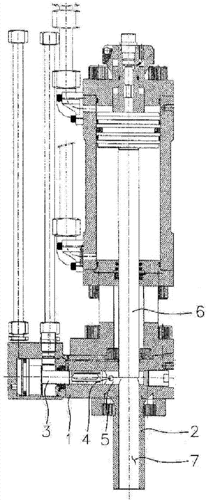 Mixing head having enhanced mixing performance and discharging device thereof