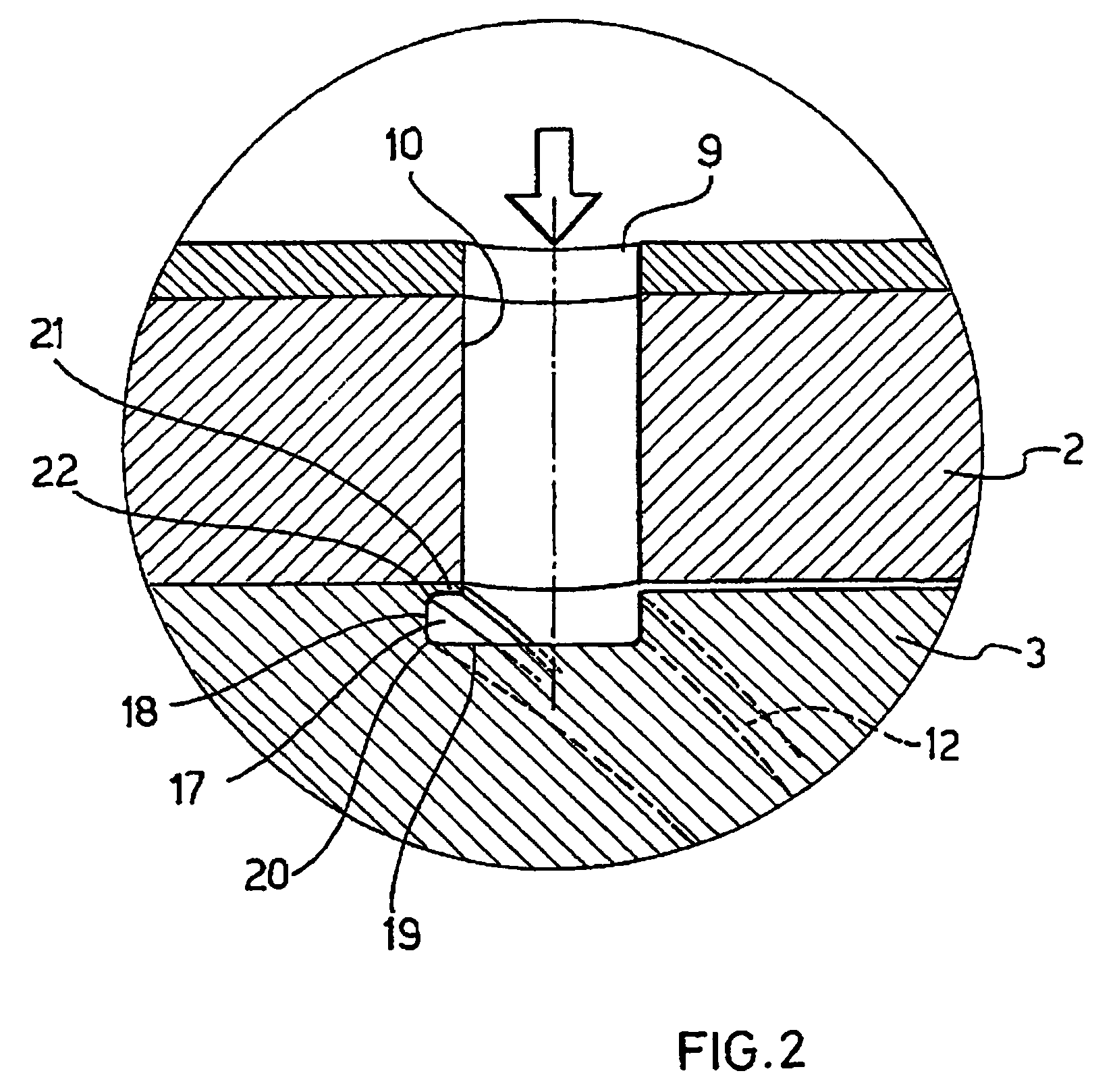 Method and extrusion head for extruding a polymeric material
