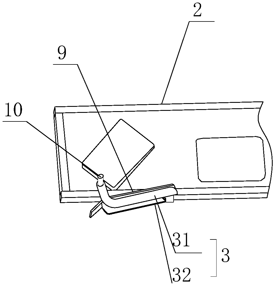 Self-reversing bagged material conveying device with high efficiency and low energy consumption