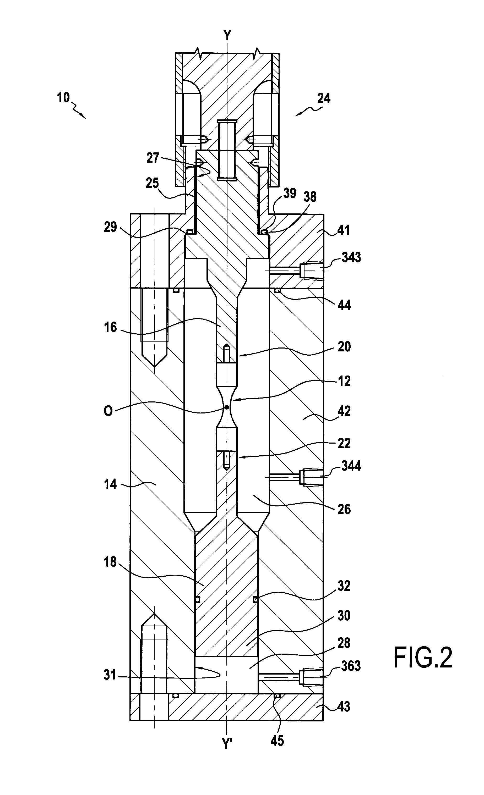 Apparatus and method for carrying out in a controlled atmosphere material fatigue tests in a high cycle regime with a controlled strain ratio