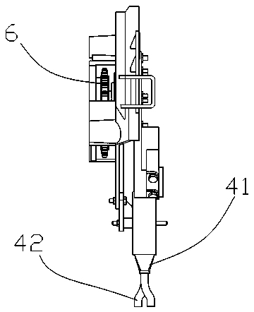 Seed discharging device and seeding device