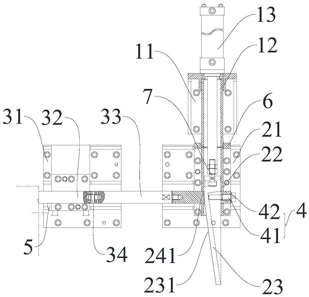 Blank wedge block side ejection structure with effectively lengthened stroke