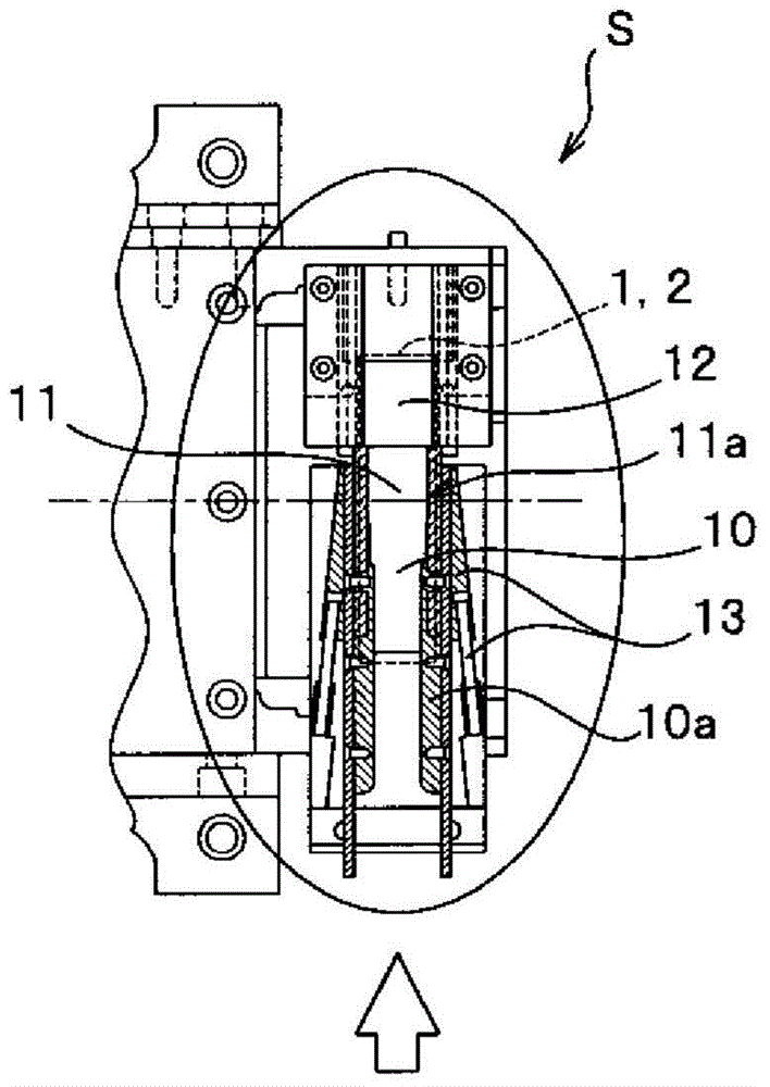 Fiber tow crimping device and method for manufacturing crimped fiber tow