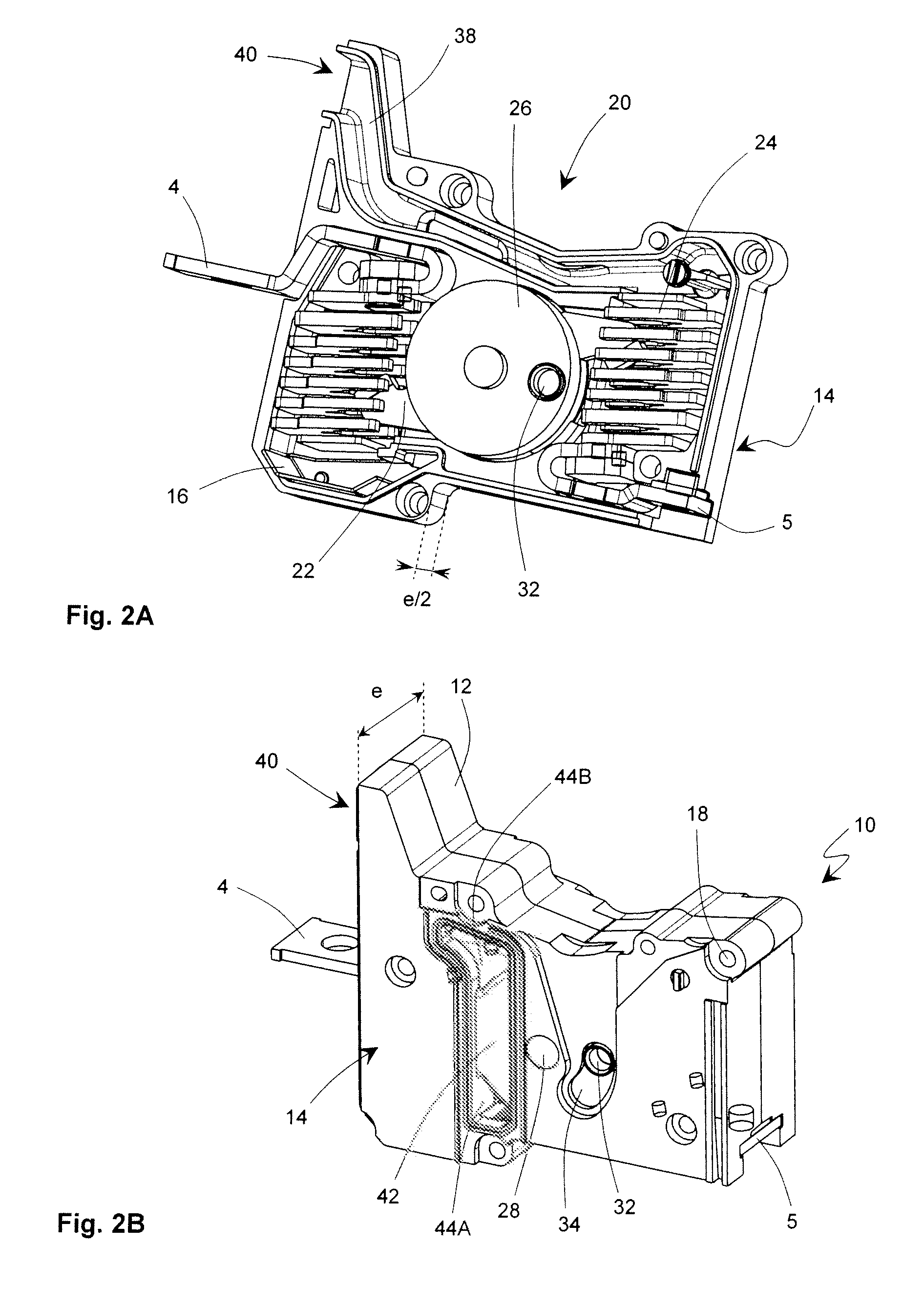 Assembly of a multipole switchgear device with double enclosure and circuit breaker comprising the same