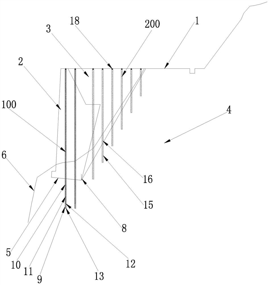 Existing retaining wall reinforcing structure and construction method thereof