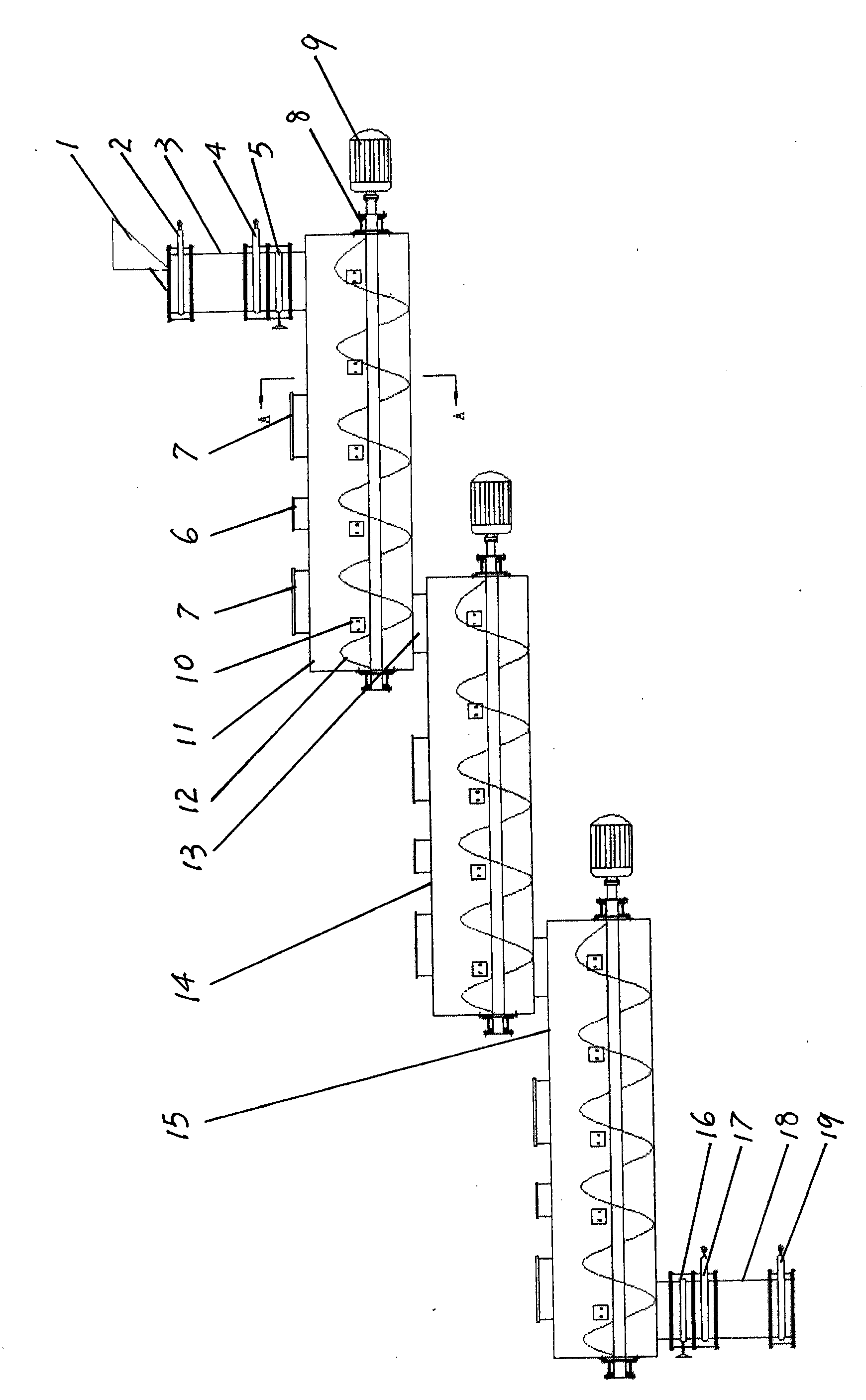 Automatic microwave cracking reaction device for waste rubber