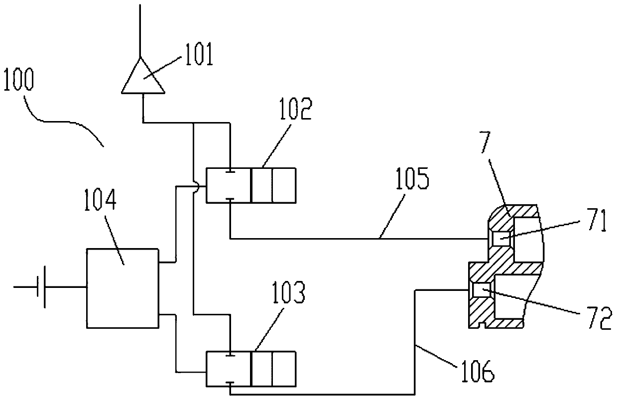 Clutch of a single engine washing and sweeping vehicle and its working method