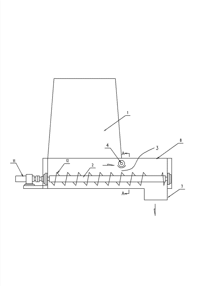 Horizontal anti-blocking conveying structure for raw biomass materials