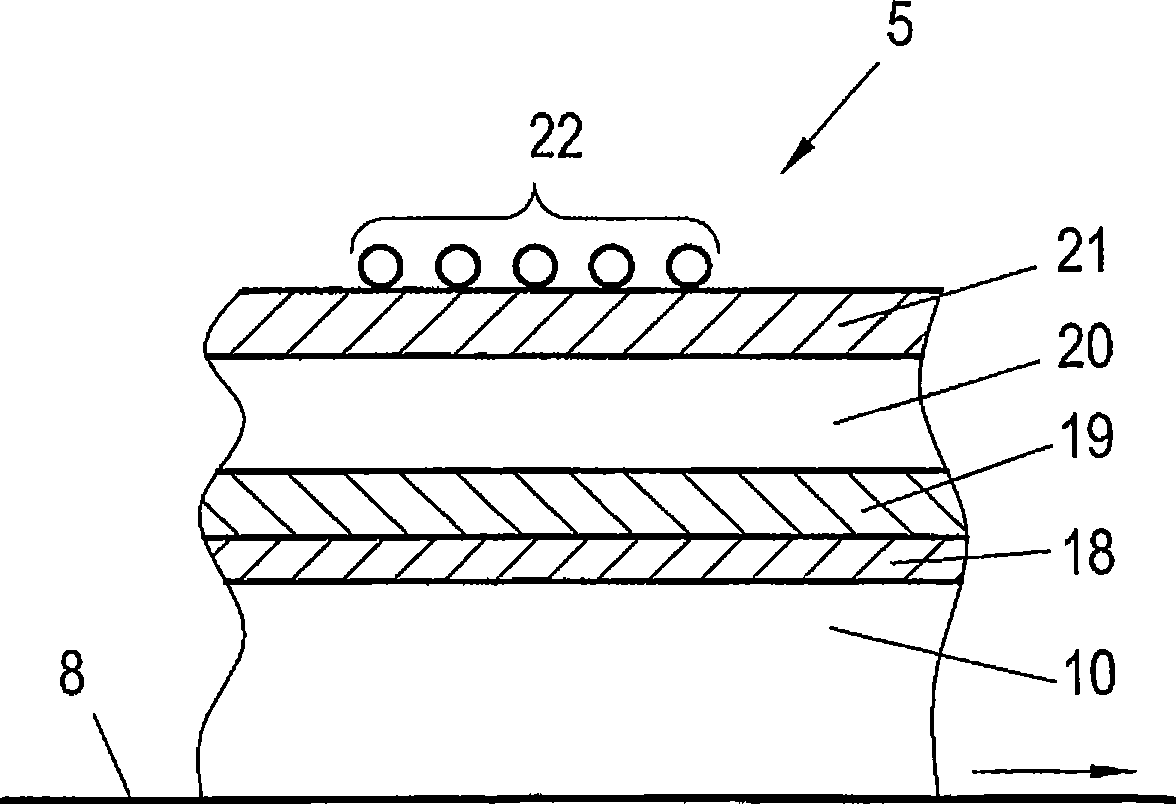 Method and device for the continuous plasma treatment of materials, in particular for the descaling of a metal strand