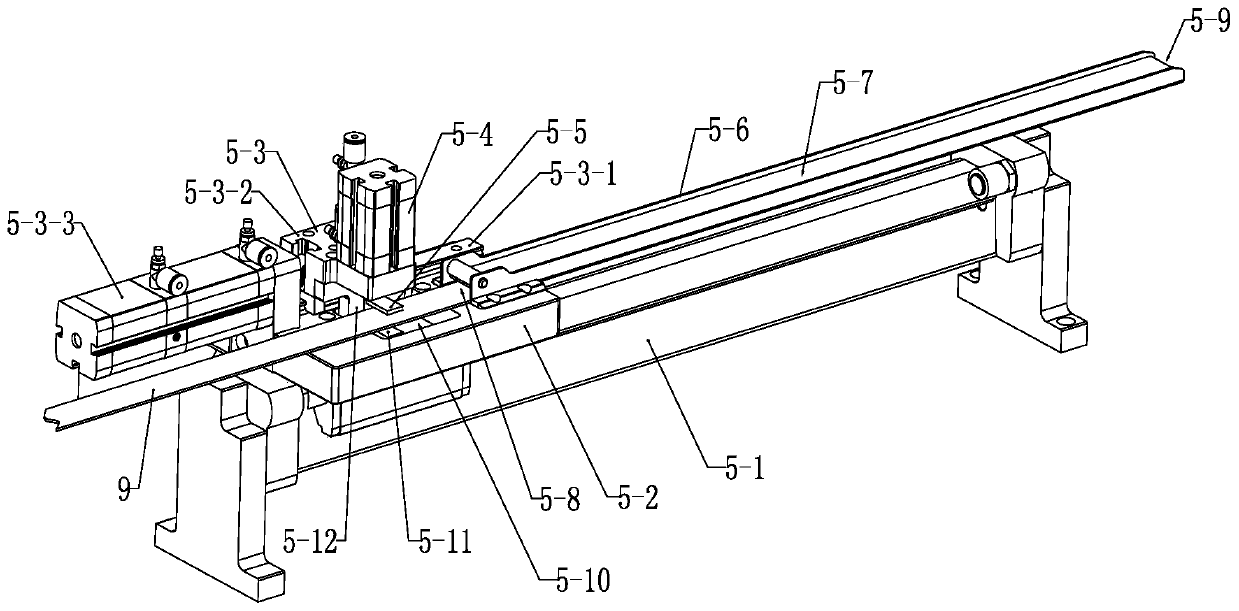 Automatic braid feeding device applied to automatic production of safety belts