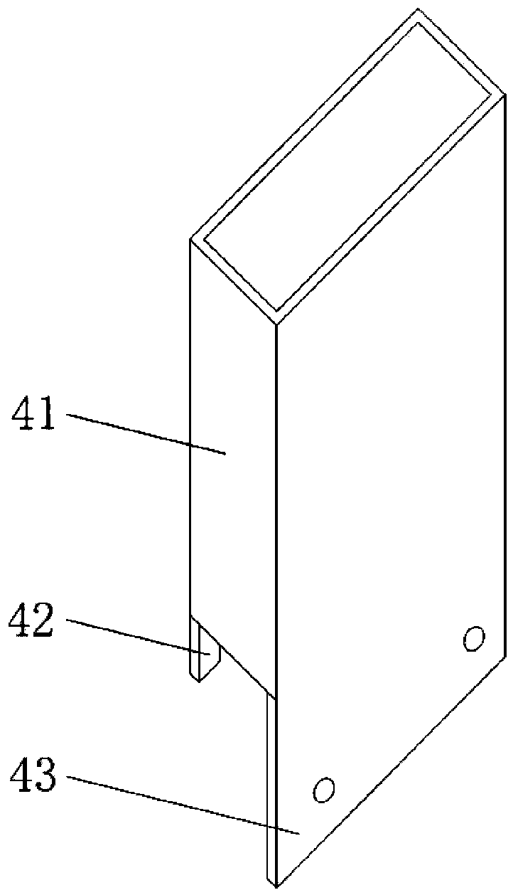 Automatic drilling device suitable for side walls of plates of multiple sizes