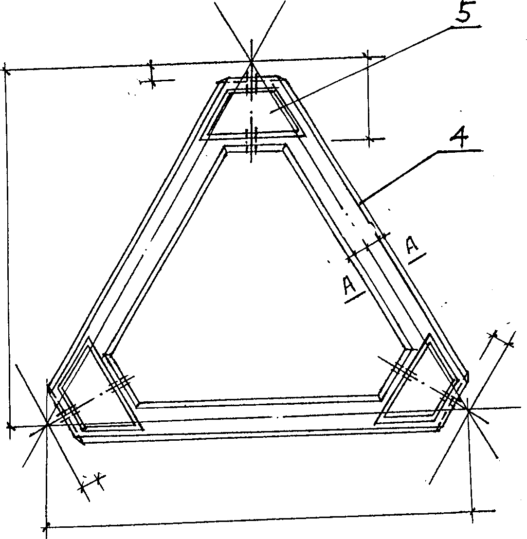 Cellular spliced floor member with triangular grid structure and its splicing method