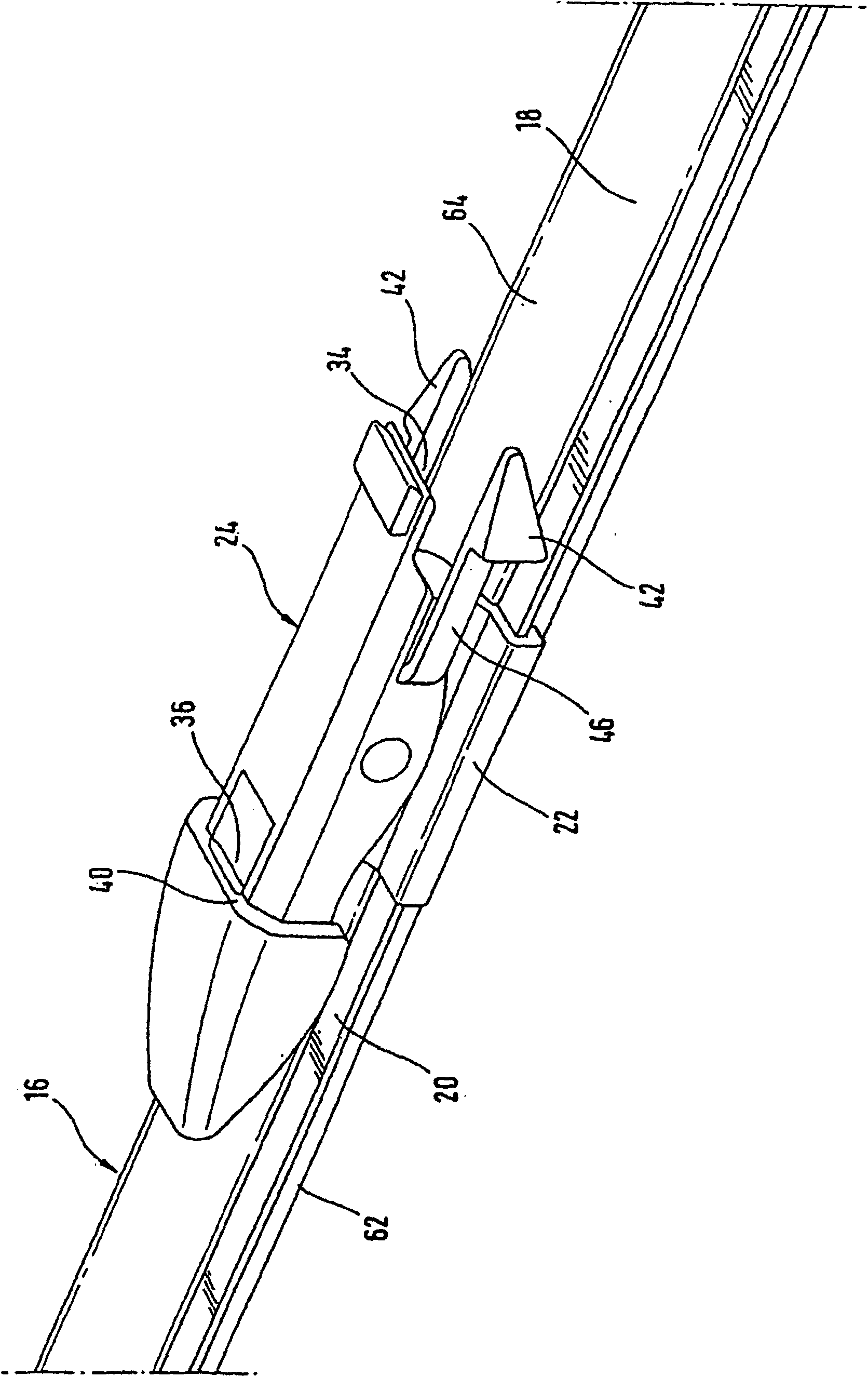 Wiper device comprising a flat wiper blade and wiper arm