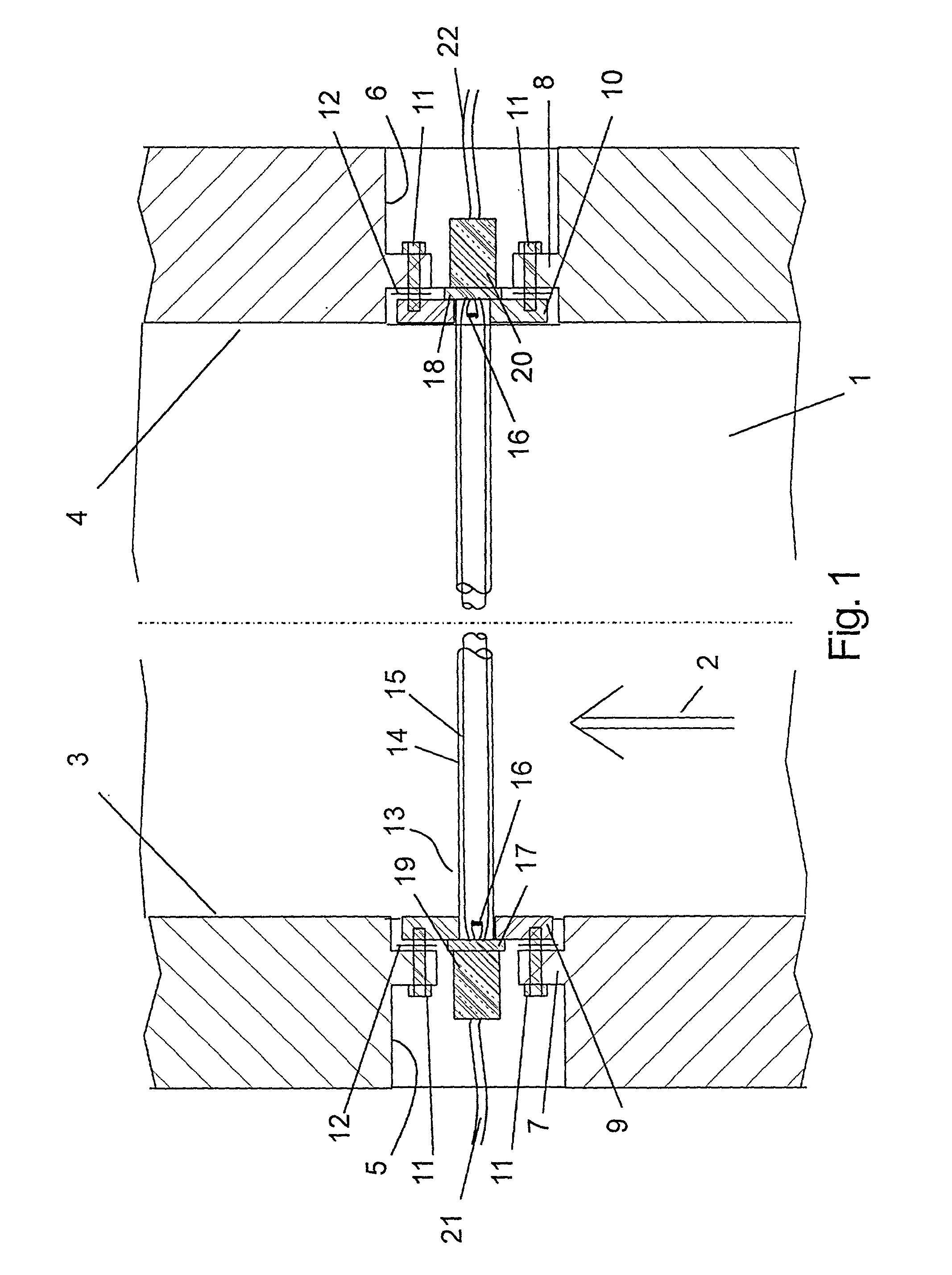 UV radiation device for treating fluids with a simplified radiation chamber