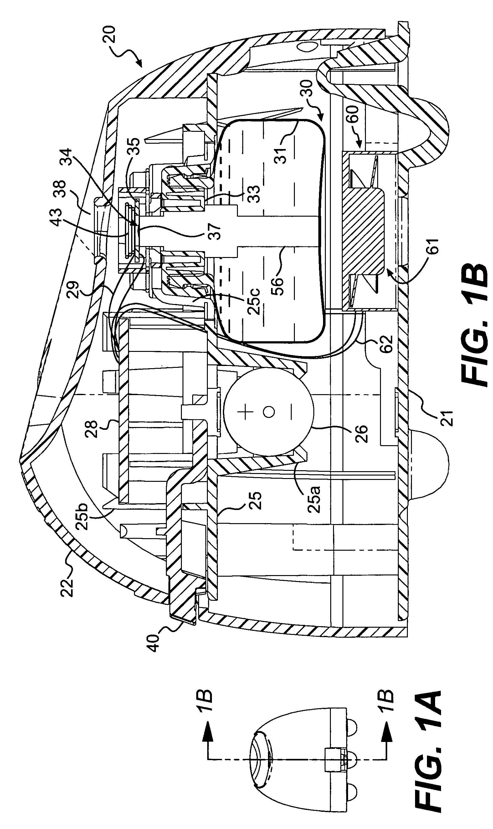 Liquid atomizing device with reduced settling of atomized liquid droplets