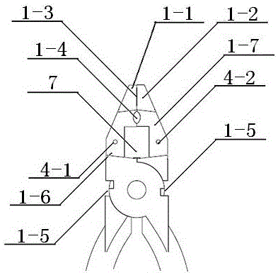 A vise with replaceable blades