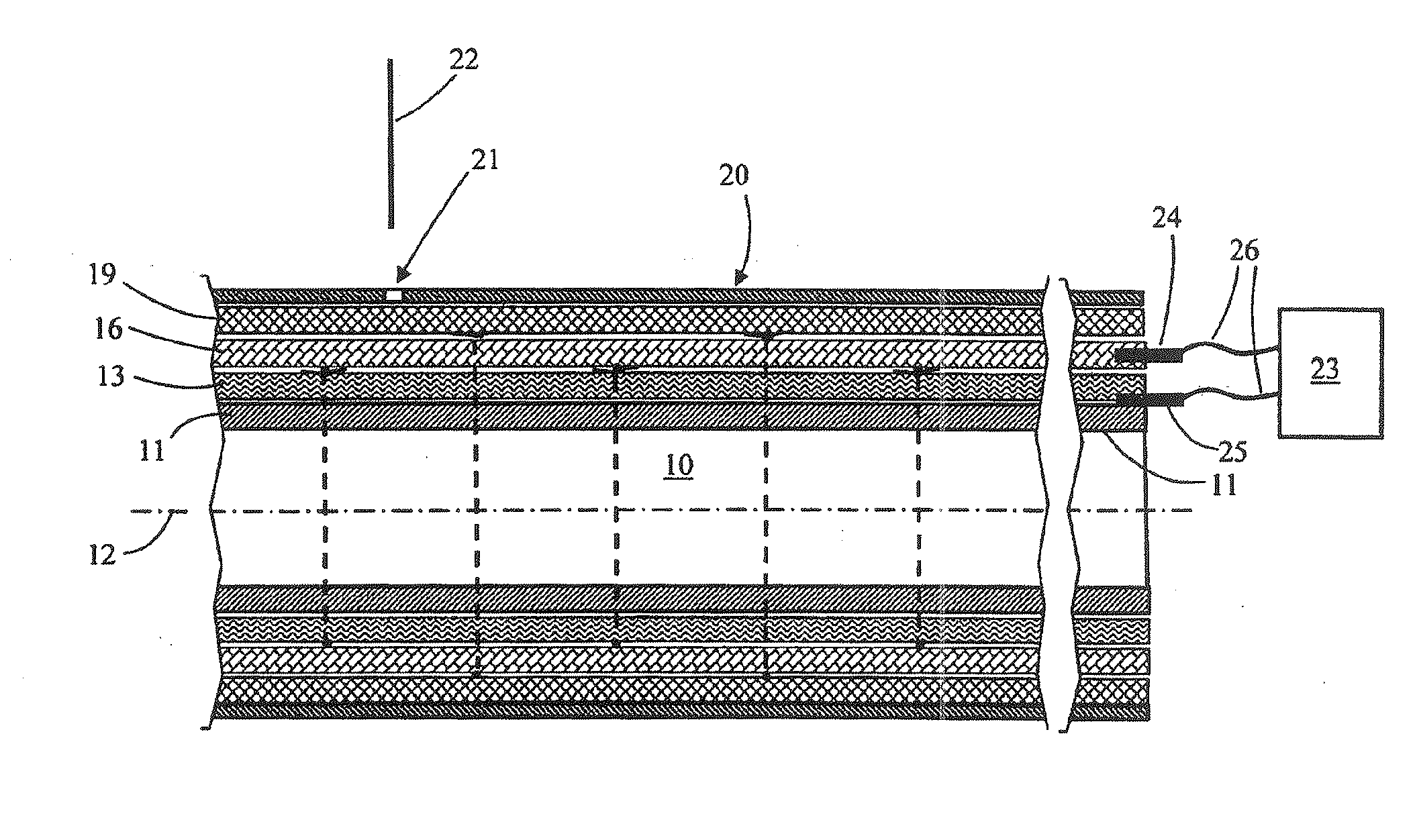 Leak detection device, and coating intended for a fluid transport or storage member and comprising said detection device