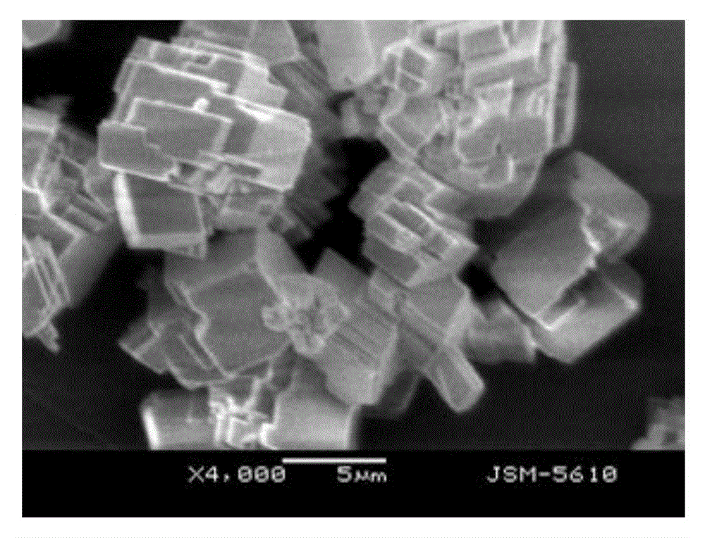 A method for regulating the growth of calcium carbonate crystal particles by using pulping black liquor lignin