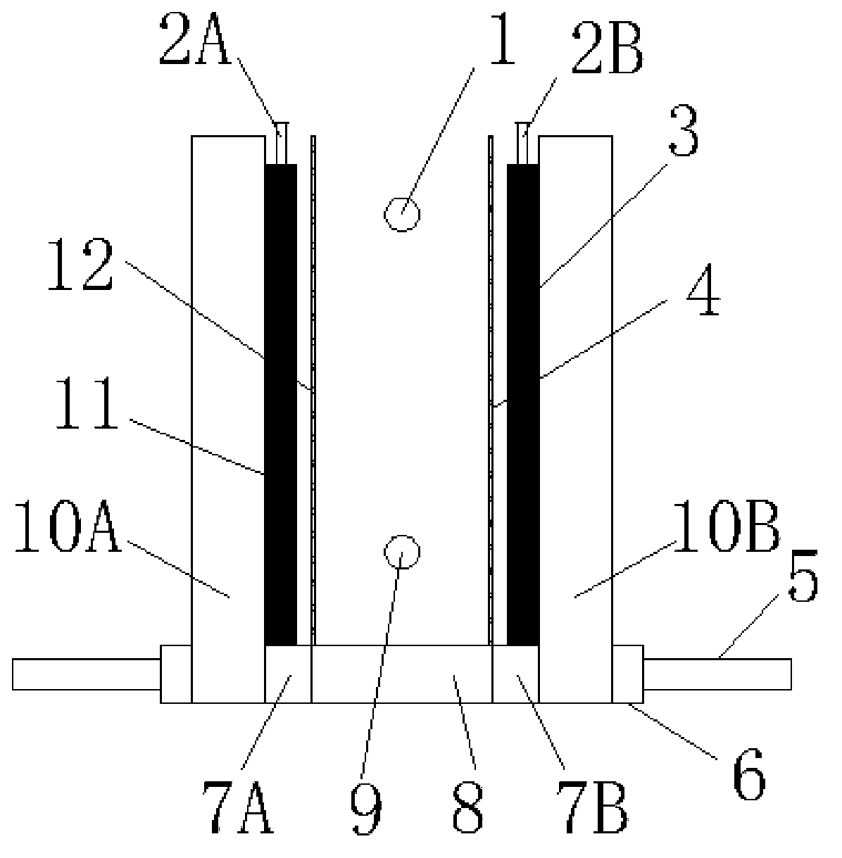 Desalting device and process through high-voltage capacitor adsorption