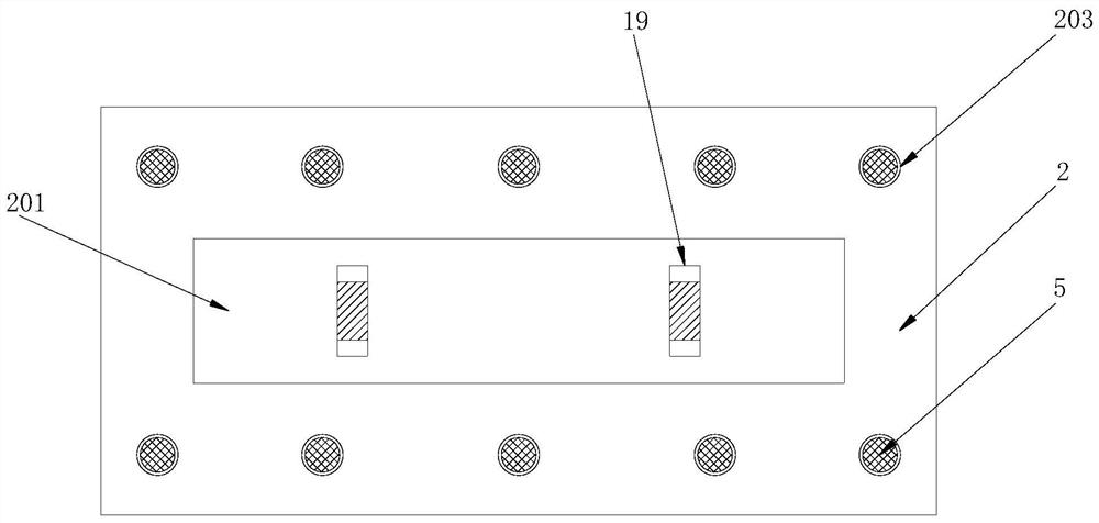 Anti-toppling cosmetic packaging bottle structure