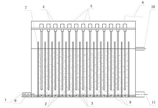 Combined device for treating ammonia nitrogen in wastewater