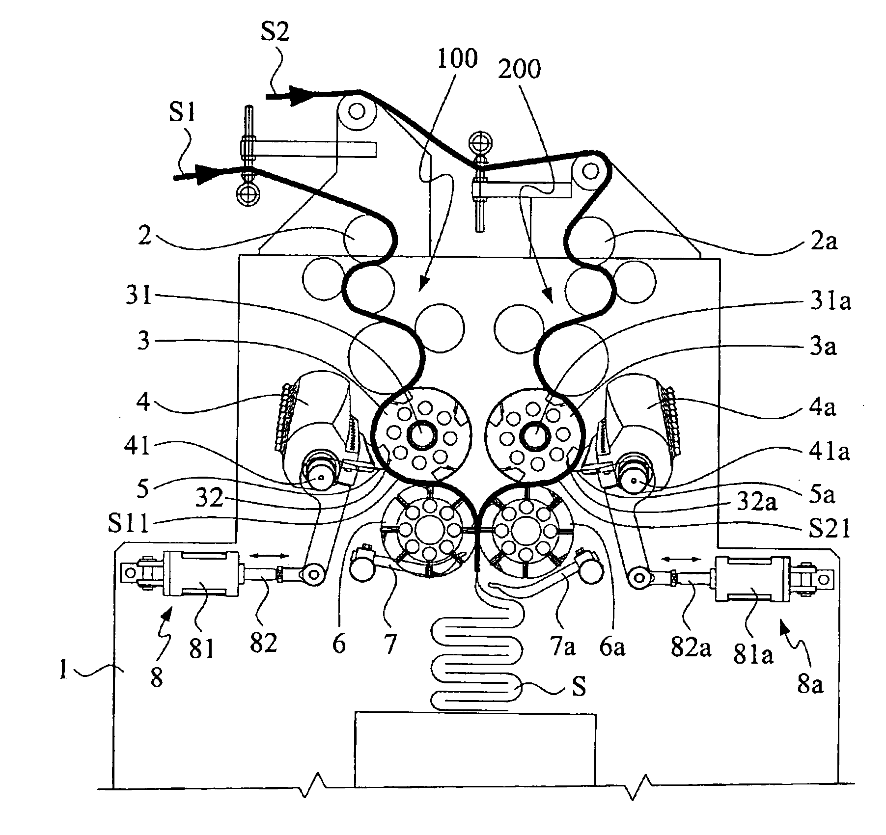 Tissue paper cutting mechanism having upper knife with variable spiral curve angle and upper knife structure therefor