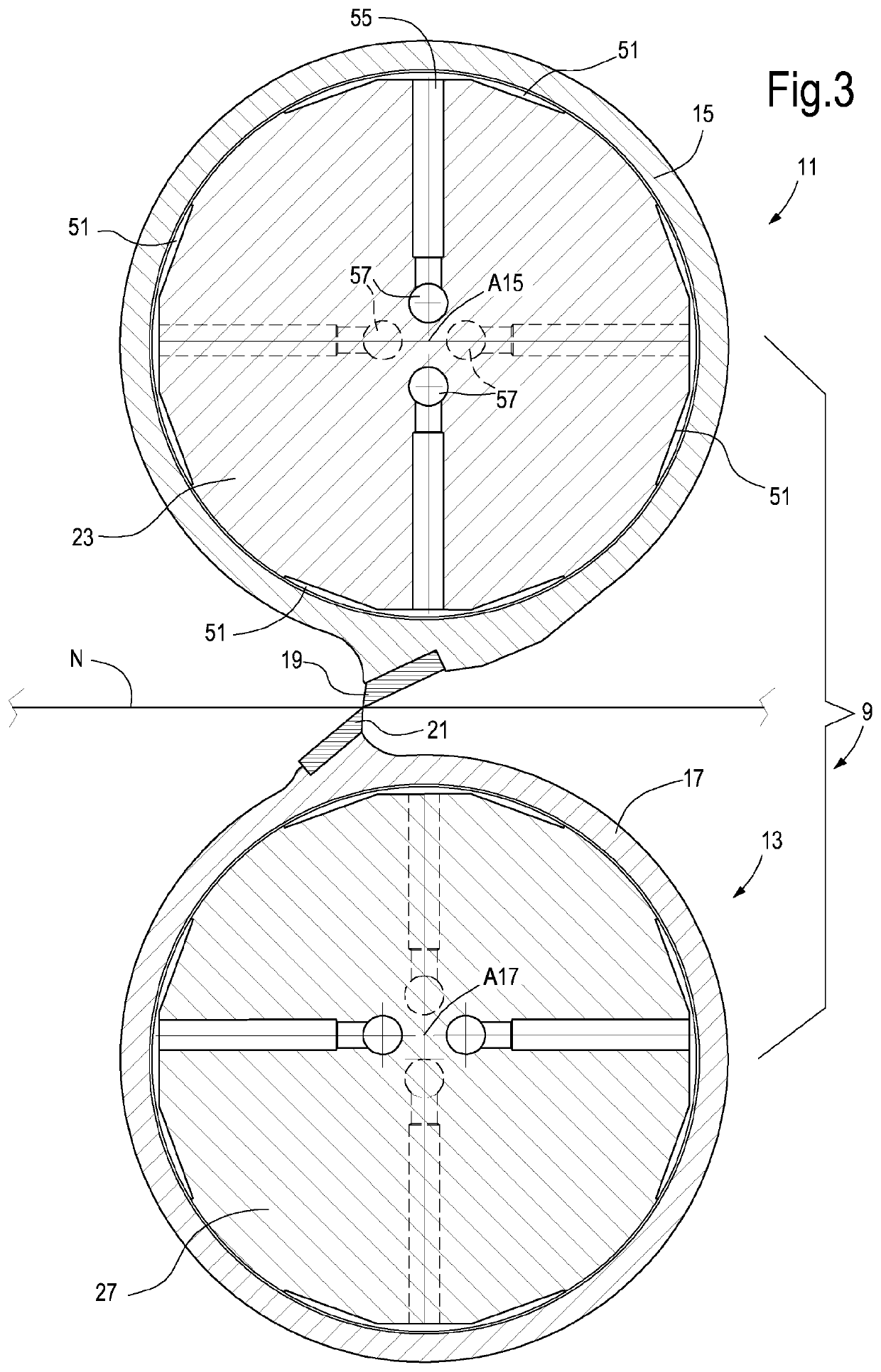 Device for transverse cutting of a web material and machine containing said device